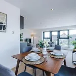 Centre - 2 Bed Penthouse With Balcony * Leeds (West Yorkshire)