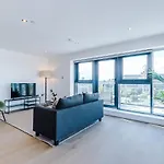 Centre - 2 Bed Penthouse With Balcony *
