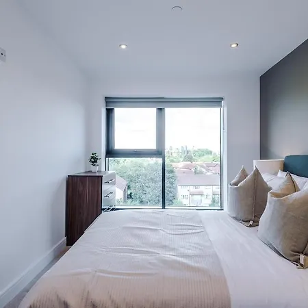 Apartment Centre - 2 Bed Penthouse With Balcony *