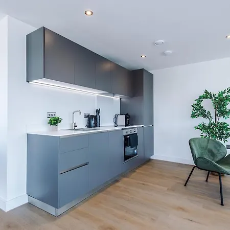 Centre - 2 Bed Penthouse With Balcony * Leeds (West Yorkshire)