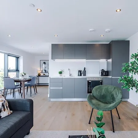 Centre - 2 Bed Penthouse With Balcony Apartment Leeds (West Yorkshire)
