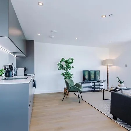 Centre - 2 Bed Penthouse With Balcony Apartment
