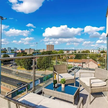 Centre - 2 Bed Penthouse With Balcony דירה *