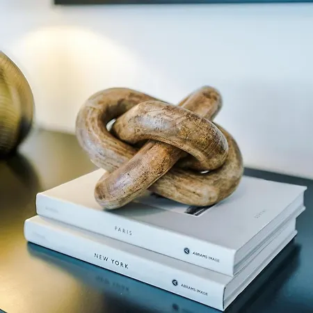 Centre - 2 Bed Penthouse With Balcony Apartment *