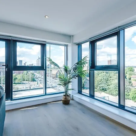 Centre - 2 Bed Penthouse With Balcony *