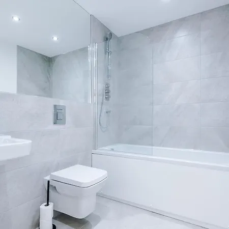 Centre - 2 Bed Penthouse With Balcony * לידס