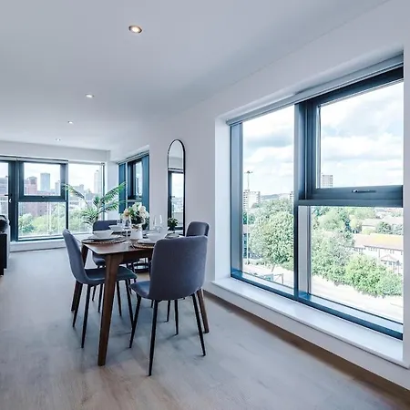 Centre - 2 Bed Penthouse With Balcony Apartment *