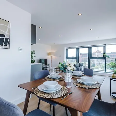 Centre - 2 Bed Penthouse With Balcony * Leeds (West Yorkshire)