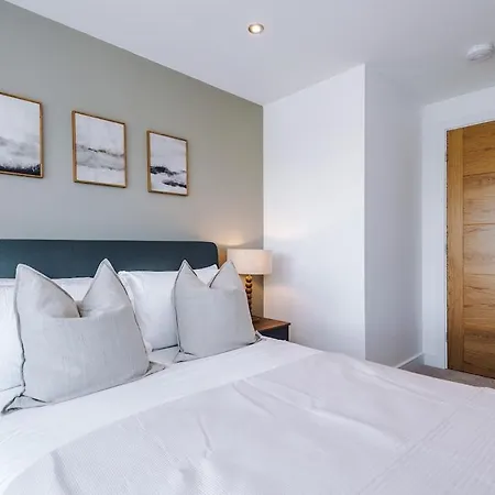 Apartment Centre - 2 Bed Penthouse With Balcony