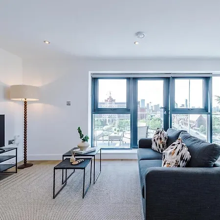 Centre - 2 Bed Penthouse With Balcony Apartment *