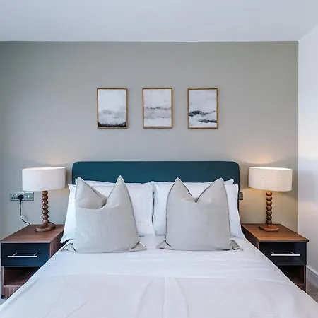 Apartment Centre - 2 Bed Penthouse With Balcony