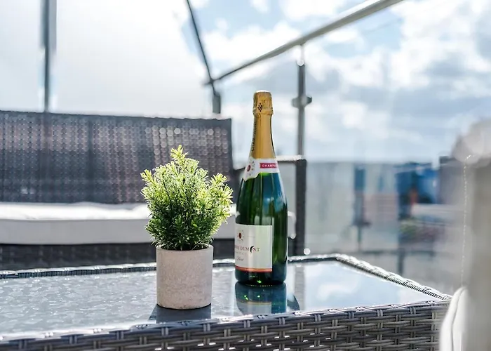 Apartment Centre - 2 Bed Penthouse With Balcony