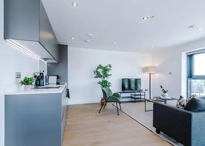 Centre - 2 Bed Penthouse With Balcony Apartment