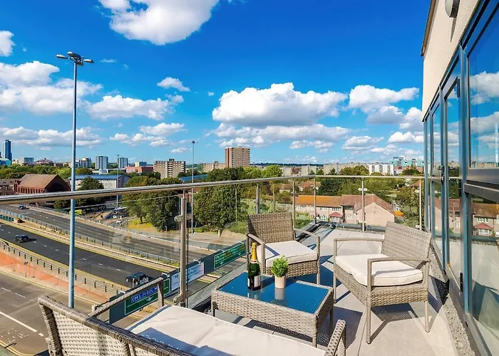 Centre - 2 Bed Penthouse With Balcony Apartment *