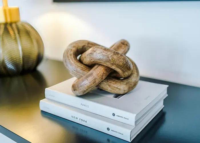 Centre - 2 Bed Penthouse With Balcony Apartment *