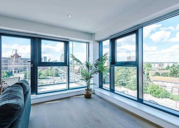 Centre - 2 Bed Penthouse With Balcony *