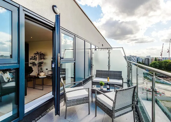 Centre - 2 Bed Penthouse With Balcony Apartment *