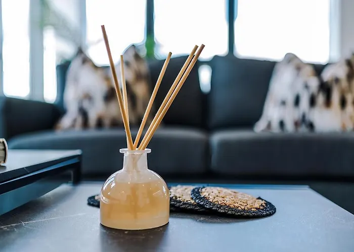 Centre - 2 Bed Penthouse With Balcony *