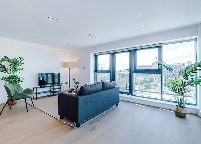 Centre - 2 Bed Penthouse With Balcony *