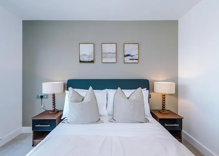 Apartment Centre - 2 Bed Penthouse With Balcony