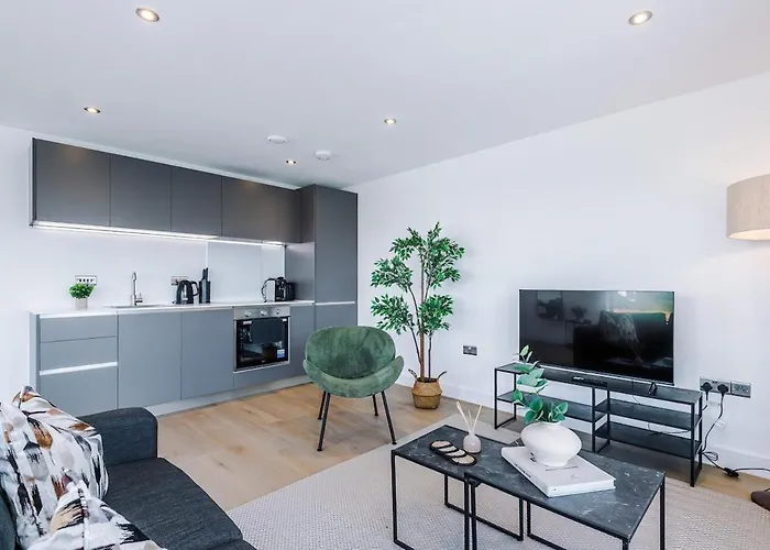 Apartment Centre - 2 Bed Penthouse With Balcony *