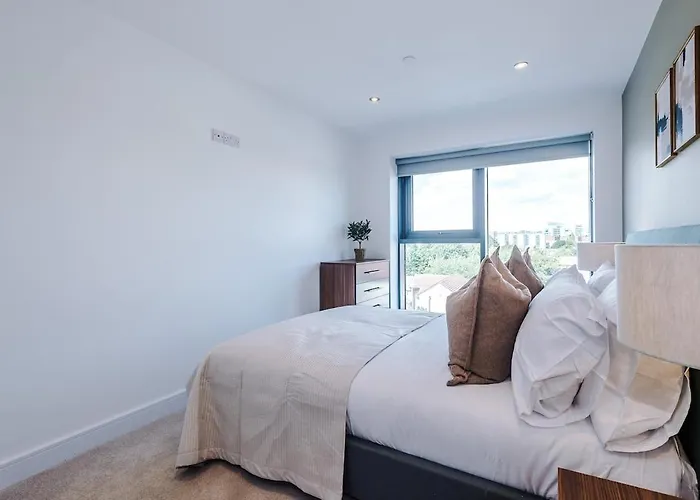 Centre - 2 Bed Penthouse With Balcony Apartment *