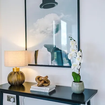 Centre - 2 Bed Penthouse With Balcony Apartamento